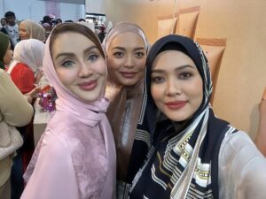 Syatilla Melvin Instagram - Luar biasa masyaallah😭 xputus2 manusia dalam booth kami😭 esok dan isnin ada lagi guys!!😍 datang MiTec esok!!!
:
Alhamdulillah syukur🤍