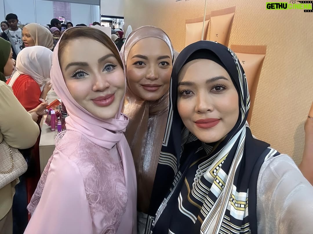 Syatilla Melvin - 16.7K Likes - Luar biasa masyaallah😭 xputus2 manusia dalam booth kami😭 esok dan isnin ada lagi guys!!😍 datang MiTec esok!!!
:
Alhamdulillah syukur🤍