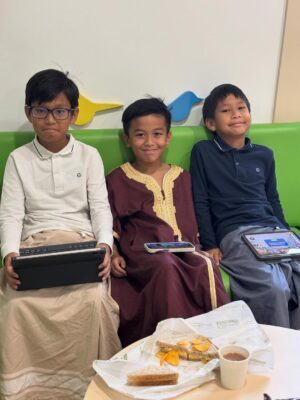Syatilla Melvin Instagram - SYERIV DAH SUNAT!!!!!! Alhamdulillah lega dah mak hang🤣 Bubu prank kata nk mai cuci ja😂 dh hbs baru tanya, i dah potong ke bubu?🤣tak biaq kt hang la syeriv oi
:
Dr.Razak Mohammed, terima kasih sebab terlalu gentle dan baik dengan anak saya🥹 moga allah selalu mudahkan urusan doc dunia akhirat insyaallah, amin❤️
:
Dia menangis sebab xnak jadi yg 1st antara kawan2 baik dia Aali and Eesa🤣