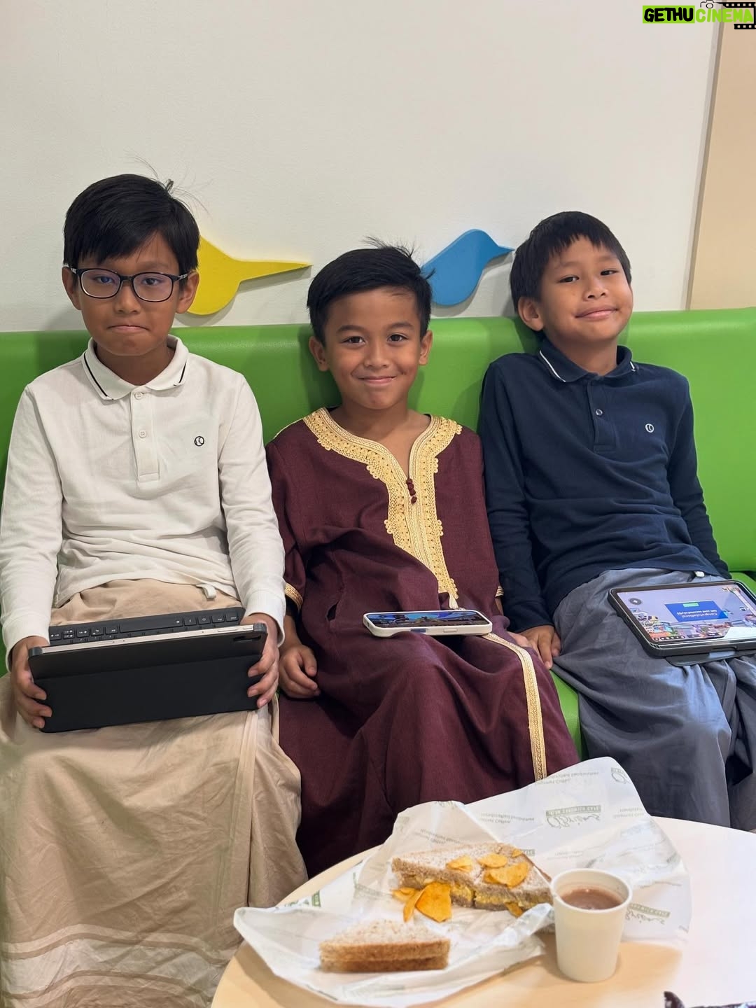 Syatilla Melvin - 18.9K Likes - SYERIV DAH SUNAT!!!!!! Alhamdulillah lega dah mak hang🤣 Bubu prank kata nk mai cuci ja😂 dh hbs baru tanya, i dah potong ke bubu?🤣tak biaq kt hang la syeriv oi
:
Dr.Razak Mohammed, terima kasih sebab terlalu gentle dan baik dengan anak saya🥹 moga allah selalu mudahkan urusan doc dunia akhirat insyaallah, amin❤️
:
Dia menangis sebab xnak jadi yg 1st antara kawan2 baik dia Aali and Eesa🤣
