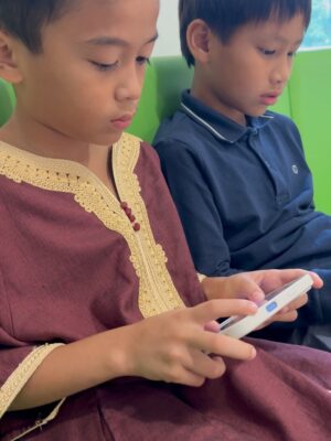 Syatilla Melvin Instagram - SYERIV DAH SUNAT!!!!!! Alhamdulillah lega dah mak hang🤣 Bubu prank kata nk mai cuci ja😂 dh hbs baru tanya, i dah potong ke bubu?🤣tak biaq kt hang la syeriv oi
:
Dr.Razak Mohammed, terima kasih sebab terlalu gentle dan baik dengan anak saya🥹 moga allah selalu mudahkan urusan doc dunia akhirat insyaallah, amin❤️
:
Dia menangis sebab xnak jadi yg 1st antara kawan2 baik dia Aali and Eesa🤣