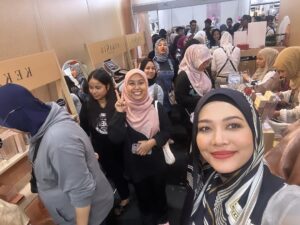 Syatilla Melvin Instagram - Luar biasa masyaallah😭 xputus2 manusia dalam booth kami😭 esok dan isnin ada lagi guys!!😍 datang MiTec esok!!!
:
Alhamdulillah syukur🤍
