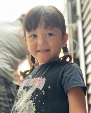 Syatilla Melvin Instagram - Masih xboleh lupa 5tahun lepas, aku tekejut lepas doc tarik sarima keluaq dari perut, sebb walaupun umoq dia xsampai 1minit masa tu, muka dia dh sebijik sam🤣🤣
:
Mmg xsia2 bapak pulun nak kan sarima dulu😂
:
Sayang bubu kakak mima, bubu doakan dunia akhirat yg paling terbaik utk kakak❤️selebihnya biaq bubu simpan sendiri🥹🤍happy birthday sygku @sarima_samheizy #17april2019
