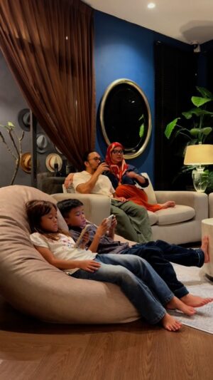 Syatilla Melvin Instagram - Kemaih2 supaya rumah sentiasa rapi and wajib bersih😍Bila sofa dan bean bag baru sampai masing2 berebut nk lepak atas tu🤣 Memang empuk, besar & buat rumah rasa lebih hidup
:
Tilla pilih design Amaya drpd Alia Bastamam x Furniture And Choice collection sbb dia simple and warna pun ngam dgn rumah kami😍Dan juga Mira bean bag depa bukan main lagi selesa subhanaallah
Sofa dan bean bag cantik puas hati, Terima kasih @furnitureandchoicemy
#furnitureandchoicemy