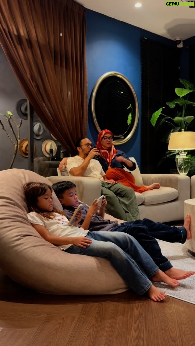 Syatilla Melvin - 16.7K Likes - Kemaih2 supaya rumah sentiasa rapi and wajib bersih😍Bila sofa dan bean bag baru sampai masing2 berebut nk lepak atas tu🤣 Memang empuk, besar & buat rumah rasa lebih hidup
:
Tilla pilih design Amaya drpd Alia Bastamam x Furniture And Choice collection sbb dia simple and warna pun ngam dgn rumah kami😍Dan juga Mira bean bag depa bukan main lagi selesa subhanaallah 

Sofa dan bean bag cantik puas hati, Terima kasih @furnitureandchoicemy 
#furnitureandchoicemy