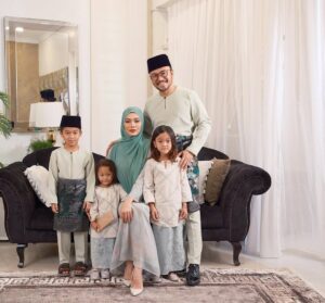 Syatilla Melvin Instagram - Side tak normal pulak🤣 sian laki aku.. esok balik kL dahh😭
:
Baju raya dari @poplook 🤍selesa ya tuheyyyyyyyy😍