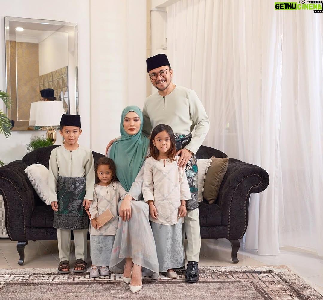 Syatilla Melvin - 42.6K Likes - Side tak normal pulak🤣 sian laki aku.. esok balik kL dahh😭
:
Baju raya dari @poplook 🤍selesa ya tuheyyyyyyyy😍