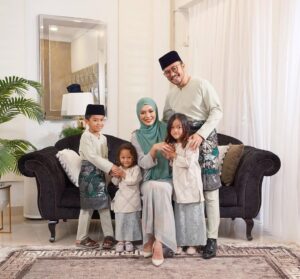 Syatilla Melvin Instagram - Side tak normal pulak🤣 sian laki aku.. esok balik kL dahh😭
:
Baju raya dari @poplook 🤍selesa ya tuheyyyyyyyy😍