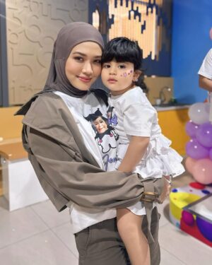 Syatilla Melvin Instagram - Sara sajedda anak makngah🤍happy birthday syg makngah dunia akhirat. Jedda ada special place dalam hati makngah🥹
:
Pia aku xnampak rupa dh masa ni, jgn cakap makngah xlove pia🤍happy birthday to you @sarasajedda @safasafeera 🤍
:
Btw nice shirt @womby.hq 😍kita repeat!