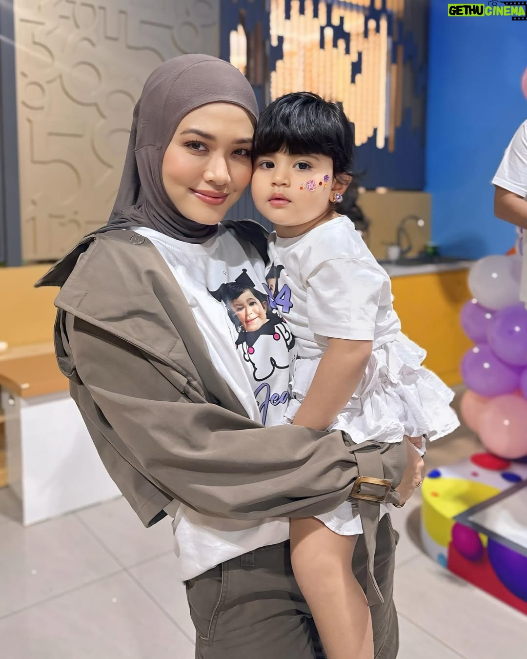 Syatilla Melvin - 31.3K Likes - Sara sajedda anak makngah🤍happy birthday syg makngah dunia akhirat. Jedda ada special place dalam hati makngah🥹
:
Pia aku xnampak rupa dh masa ni, jgn cakap makngah xlove pia🤍happy birthday to you @sarasajedda @safasafeera 🤍
:
Btw nice shirt @womby.hq 😍kita repeat!