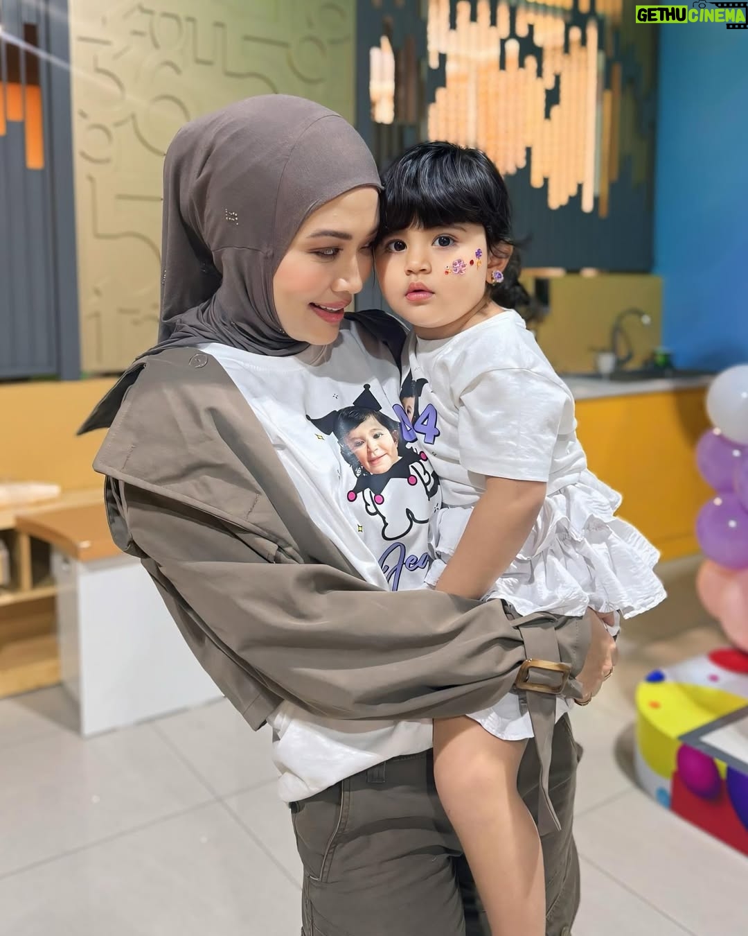 Syatilla Melvin - 31.3K Likes - Sara sajedda anak makngah🤍happy birthday syg makngah dunia akhirat. Jedda ada special place dalam hati makngah🥹
:
Pia aku xnampak rupa dh masa ni, jgn cakap makngah xlove pia🤍happy birthday to you @sarasajedda @safasafeera 🤍
:
Btw nice shirt @womby.hq 😍kita repeat!