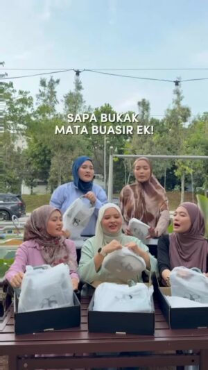 Syatilla Melvin Instagram - Korang nilai lah sendiri sapa yg paling selfish😒 dengan2 kaklong xboleh pakai dalam video ni!!!
:
Jgn lupa esok 1MALAYSIA KITA BATTLE dalam live dato @aliffsyukriterlajaklaris pukul 8MALAM!!!!😡😡