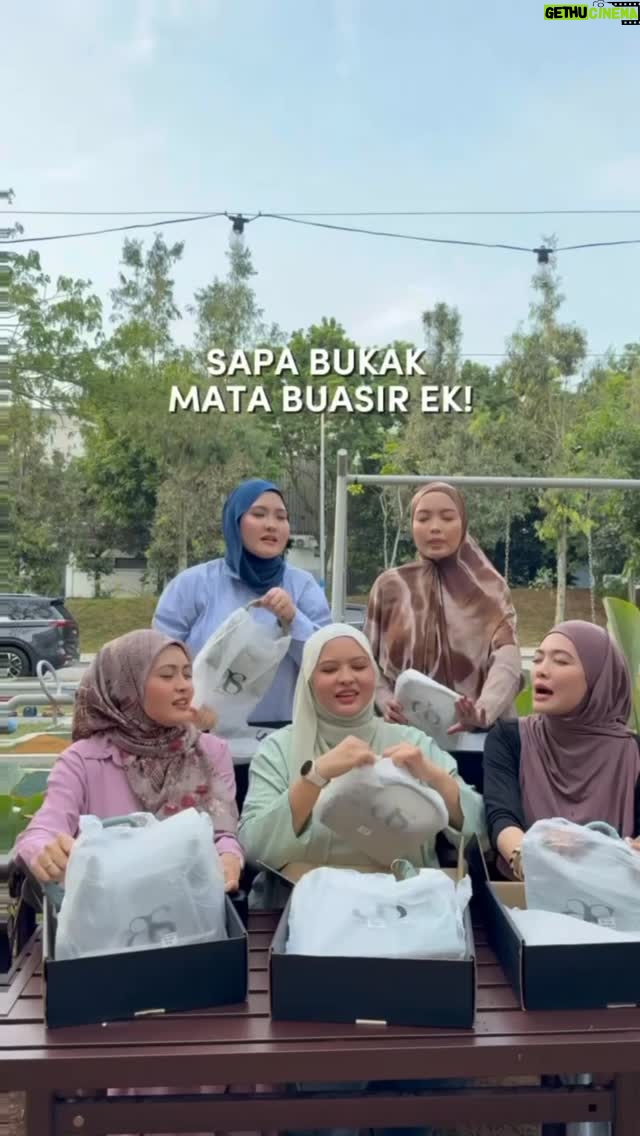 Syatilla Melvin - 15.3K Likes - Korang nilai lah sendiri sapa yg paling selfish😒 dengan2 kaklong xboleh pakai dalam video ni!!!
:
Jgn lupa esok 1MALAYSIA KITA BATTLE dalam live dato @aliffsyukriterlajaklaris pukul 8MALAM!!!!😡😡