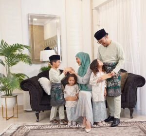 Syatilla Melvin Instagram - Side tak normal pulak🤣 sian laki aku.. esok balik kL dahh😭
:
Baju raya dari @poplook 🤍selesa ya tuheyyyyyyyy😍