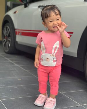 Syatilla Melvin Instagram - Masih xboleh lupa 5tahun lepas, aku tekejut lepas doc tarik sarima keluaq dari perut, sebb walaupun umoq dia xsampai 1minit masa tu, muka dia dh sebijik sam🤣🤣
:
Mmg xsia2 bapak pulun nak kan sarima dulu😂
:
Sayang bubu kakak mima, bubu doakan dunia akhirat yg paling terbaik utk kakak❤️selebihnya biaq bubu simpan sendiri🥹🤍happy birthday sygku @sarima_samheizy #17april2019