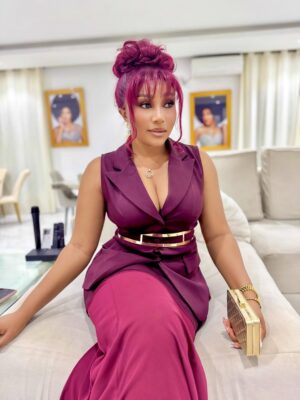 Syndy Emade Instagram - The right doors won’t open for you until you are the version of yourself that’s supposed to walk through them.
Burgundy fit @syndy.closet