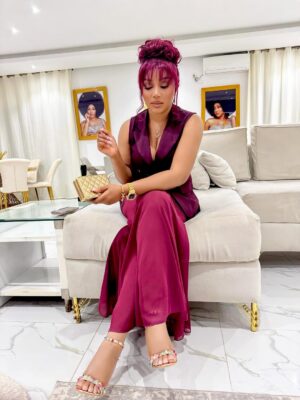 Syndy Emade Instagram - The right doors won’t open for you until you are the version of yourself that’s supposed to walk through them.
Burgundy fit @syndy.closet