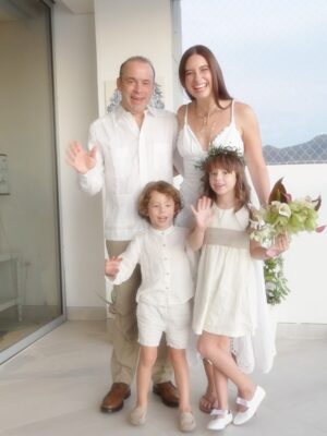 Taliana Vargas Instagram - Renovamos votos? Si, acepto. Hoy hace 10 años nos casamos y aprendimos en nuestros primeros 10 años que ese SI para toda la vida se construye día a día con el más certero amor, el amor de Dios. Por eso volvimos a la iglesia a dar el SÍ. Un si a la gracia de Dios en el matrimonio, un Si a la vida de oración en pareja. Un si a estar en las buenas, en las malas y en las regulares; un si de amor, de comprensión y compasión el uno con el otro. Un si de un amor que madura y crece.. Te amo, felices bodas de aluminio, vamos por las de oro 🔒♥️