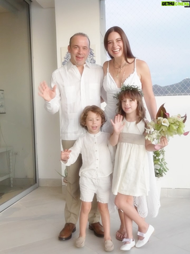 Taliana Vargas - 161.1K Likes - Renovamos votos? Si, acepto. Hoy hace 10 años nos casamos y aprendimos en nuestros primeros 10 años que ese SI para toda la vida se construye día a día con el más certero amor, el amor de Dios. Por eso volvimos a la iglesia a dar el SÍ. Un si a la gracia de Dios en el matrimonio, un Si a la vida de oración en pareja. Un si a estar en las buenas, en las malas y en las regulares; un si de amor, de comprensión y compasión el uno con el otro. Un si de un amor que madura y crece.. Te amo, felices bodas de aluminio, vamos por las de oro 🔒♥️