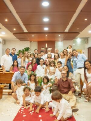 Taliana Vargas Instagram - Renovamos votos? Si, acepto. Hoy hace 10 años nos casamos y aprendimos en nuestros primeros 10 años que ese SI para toda la vida se construye día a día con el más certero amor, el amor de Dios. Por eso volvimos a la iglesia a dar el SÍ. Un si a la gracia de Dios en el matrimonio, un Si a la vida de oración en pareja. Un si a estar en las buenas, en las malas y en las regulares; un si de amor, de comprensión y compasión el uno con el otro. Un si de un amor que madura y crece.. Te amo, felices bodas de aluminio, vamos por las de oro 🔒♥️