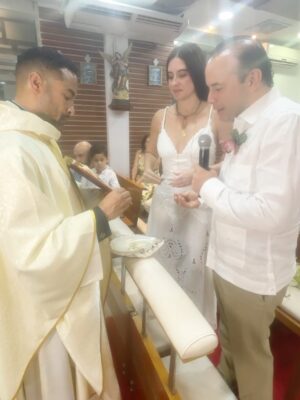 Taliana Vargas Instagram - Renovamos votos? Si, acepto. Hoy hace 10 años nos casamos y aprendimos en nuestros primeros 10 años que ese SI para toda la vida se construye día a día con el más certero amor, el amor de Dios. Por eso volvimos a la iglesia a dar el SÍ. Un si a la gracia de Dios en el matrimonio, un Si a la vida de oración en pareja. Un si a estar en las buenas, en las malas y en las regulares; un si de amor, de comprensión y compasión el uno con el otro. Un si de un amor que madura y crece.. Te amo, felices bodas de aluminio, vamos por las de oro 🔒♥️