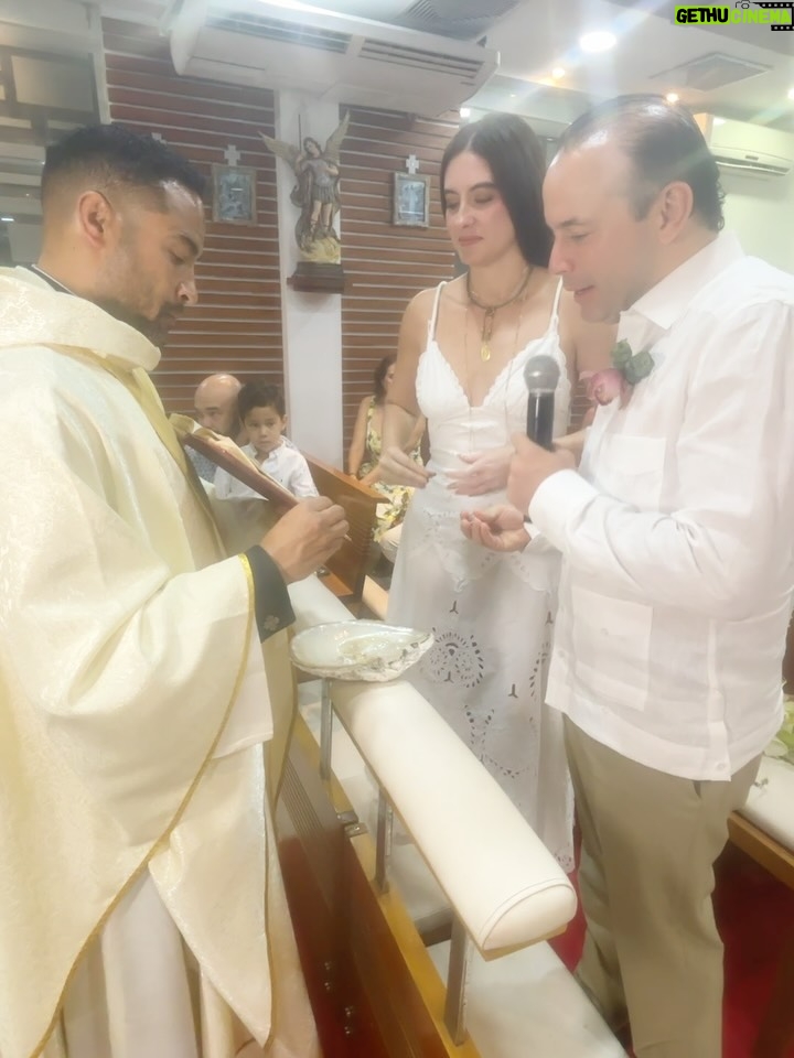 Taliana Vargas - 161.1K Likes - Renovamos votos? Si, acepto. Hoy hace 10 años nos casamos y aprendimos en nuestros primeros 10 años que ese SI para toda la vida se construye día a día con el más certero amor, el amor de Dios. Por eso volvimos a la iglesia a dar el SÍ. Un si a la gracia de Dios en el matrimonio, un Si a la vida de oración en pareja. Un si a estar en las buenas, en las malas y en las regulares; un si de amor, de comprensión y compasión el uno con el otro. Un si de un amor que madura y crece.. Te amo, felices bodas de aluminio, vamos por las de oro 🔒♥️