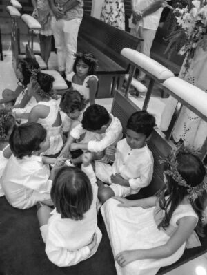 Taliana Vargas Instagram - Renovamos votos? Si, acepto. Hoy hace 10 años nos casamos y aprendimos en nuestros primeros 10 años que ese SI para toda la vida se construye día a día con el más certero amor, el amor de Dios. Por eso volvimos a la iglesia a dar el SÍ. Un si a la gracia de Dios en el matrimonio, un Si a la vida de oración en pareja. Un si a estar en las buenas, en las malas y en las regulares; un si de amor, de comprensión y compasión el uno con el otro. Un si de un amor que madura y crece.. Te amo, felices bodas de aluminio, vamos por las de oro 🔒♥️