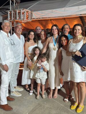 Taliana Vargas Instagram - Está Cruz de Bastidas que recibí ayer es para la Tali que creció aquí, en la ciudad de los 500 años frente al mar, libre, feliz y despelucada, rodeada de hermanos, primos, abuelos y amigos. A ella le digo que cada reconocimiento por llevar esperanza, dulzura, ilusión y mejores condiciones, vale la pena. Vale la pena servir, sembrar, querer transformar y no parar. Vale la pena siempre llevarte en mi corazón, porque vales la pena tu; Santa Marta. Gracias @santamartadtch por este reconocimiento que es un impulso y una inspiración