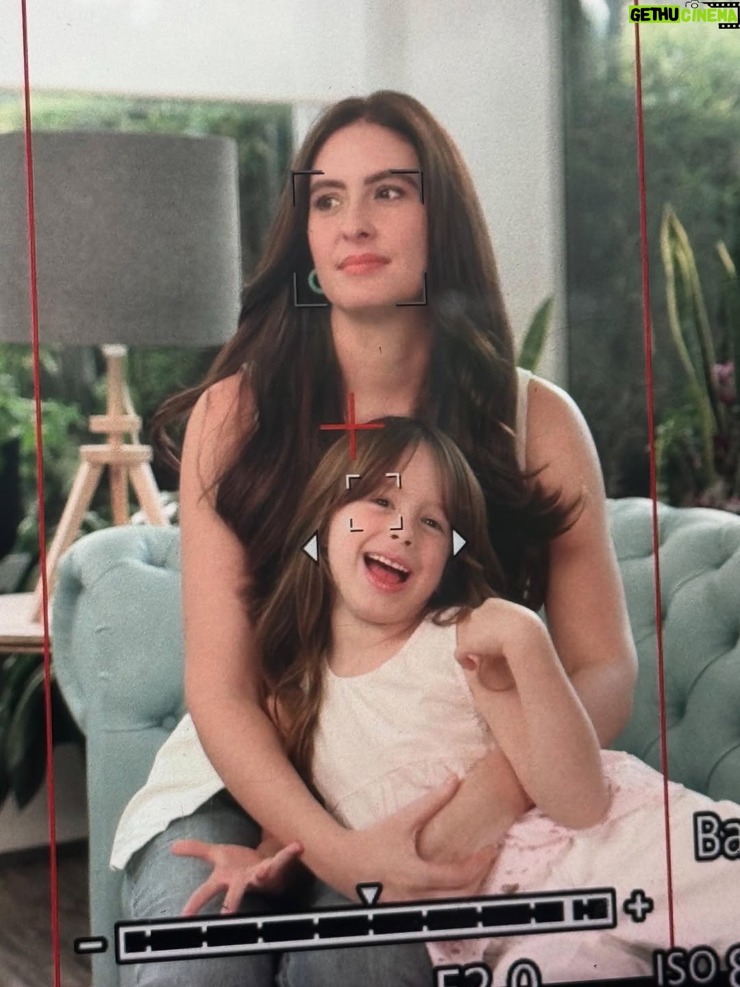 Taliana Vargas - 26.2K Likes - Alicia aprendió a sacudir el pelo. No se imaginan lo que significa para mí trabajar con ella, es mi motor de vida.. Amamos a nuestra familia Savital. 🫰🏻 @savitalcol