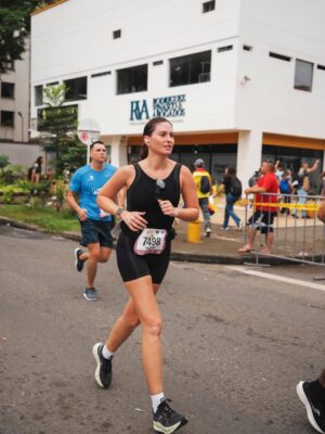 Taliana Vargas Instagram - Te Corro, te cuido, te amo Cali. Momento histórico ver tanta gente de todas partes del mundo acompañándonos, bienvenidos siempre. Mi primera maratón, mis primeros 15 km, adrenalina, orgullo y buena onda. Ame @maratondecali bravo a @alcaldiadecali @alejoeder por recuperar la ciudad.