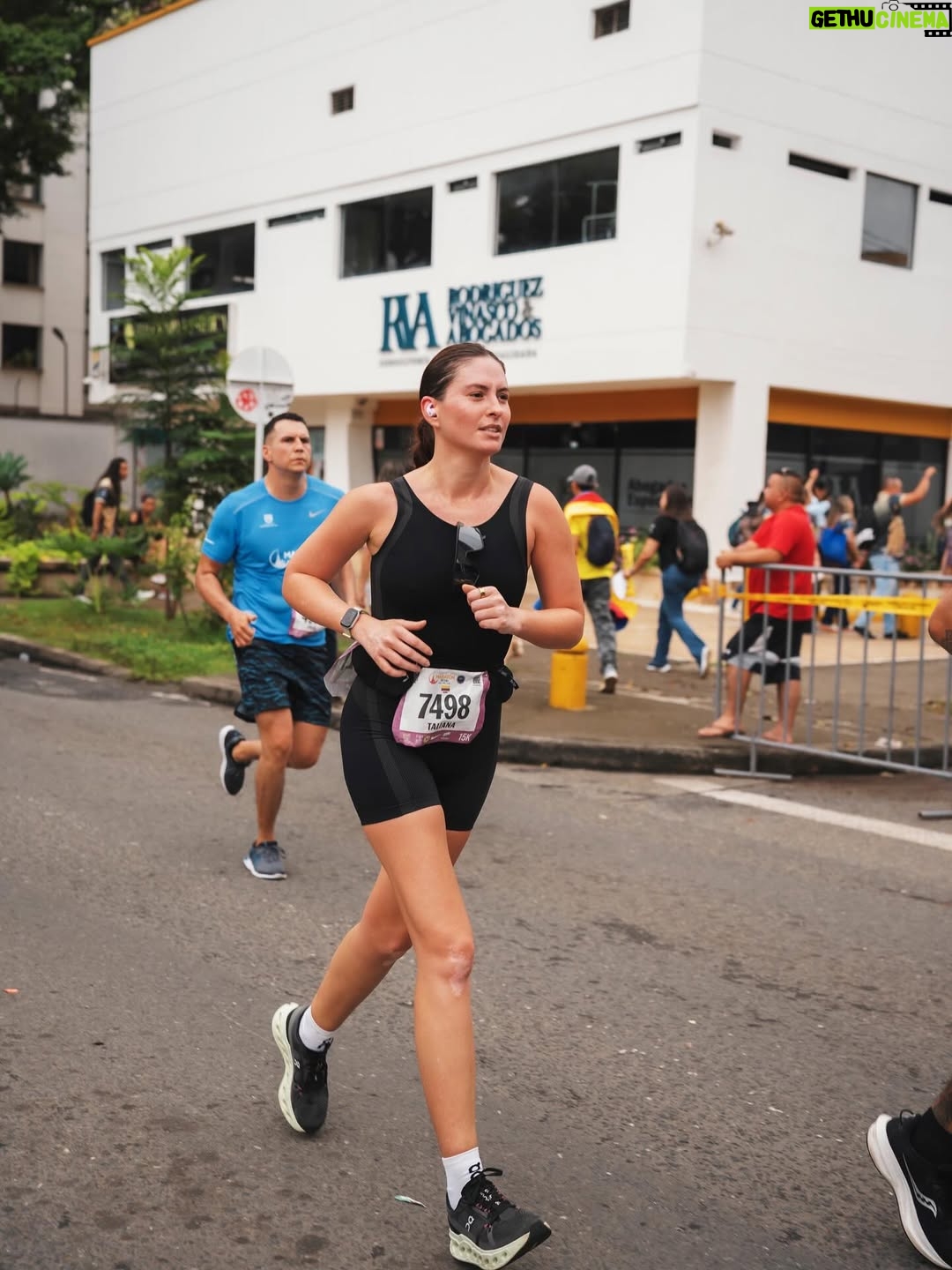 Taliana Vargas - 55.7K Likes - Te Corro, te cuido, te amo Cali. Momento histórico ver tanta gente de todas partes del mundo acompañándonos, bienvenidos siempre. Mi primera maratón, mis primeros 15 km, adrenalina, orgullo y buena onda. Ame @maratondecali bravo a @alcaldiadecali @alejoeder por recuperar la ciudad.