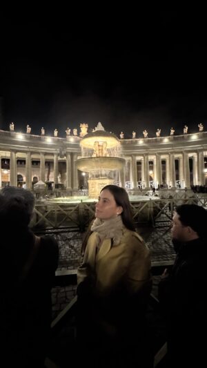Taliana Vargas Instagram - Las Diosidencias pasan cuando uno se dispone abrir el corazón. Tenía este viaje programado a Roma hace varios meses para vivir la experiencia del jubileo y coincidió con el adiós del papa Francisco. Me preguntaba qué hago acá? y entendí que no vine a despedirme sola del santo que retumbó en mi corazón si no que vine a dejarle a sus pies todas sus intenciones del alma. Me siento un instrumento, y saben, es de las mejores sensaciones de la vida. No obrar para mí, obrar para otros. Ufff que liberación, Eso es lo que es ser una peregrina. #Laperegrina