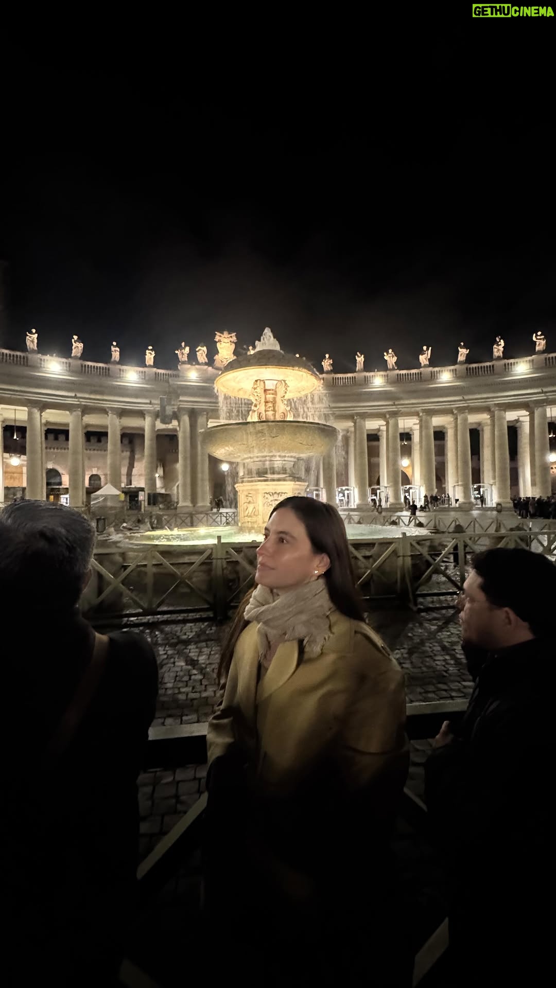 Taliana Vargas - 25.7K Likes - Las Diosidencias pasan cuando uno se dispone abrir el corazón. Tenía este viaje programado a Roma hace varios meses para vivir la experiencia del jubileo y coincidió con el adiós del papa Francisco. Me preguntaba qué hago acá? y entendí que no vine a despedirme sola del santo que retumbó en mi corazón si no que vine a dejarle a sus pies todas sus intenciones del alma. Me siento un instrumento, y saben, es de las mejores sensaciones de la vida. No obrar para mí, obrar para otros. Ufff que liberación, Eso es lo que es ser una peregrina. #Laperegrina
