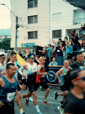 Taliana Vargas Instagram - Te Corro, te cuido, te amo Cali. Momento histórico ver tanta gente de todas partes del mundo acompañándonos, bienvenidos siempre. Mi primera maratón, mis primeros 15 km, adrenalina, orgullo y buena onda. Ame @maratondecali bravo a @alcaldiadecali @alejoeder por recuperar la ciudad.