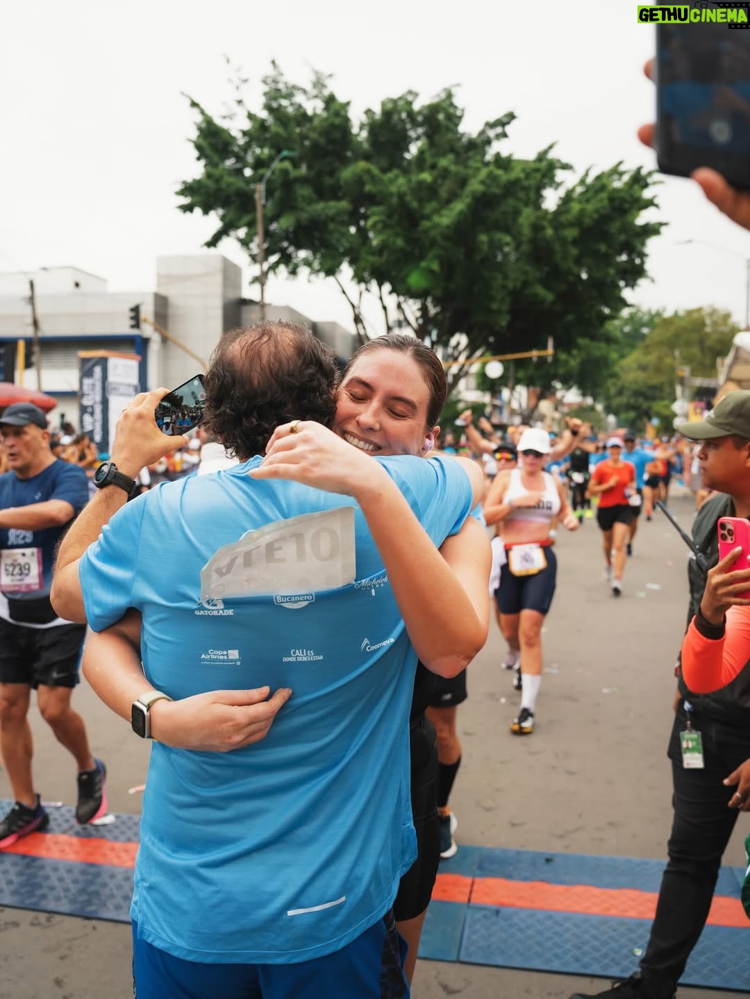 Taliana Vargas - 55.7K Likes - Te Corro, te cuido, te amo Cali. Momento histórico ver tanta gente de todas partes del mundo acompañándonos, bienvenidos siempre. Mi primera maratón, mis primeros 15 km, adrenalina, orgullo y buena onda. Ame @maratondecali bravo a @alcaldiadecali @alejoeder por recuperar la ciudad.