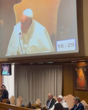Taliana Vargas Instagram - Oremos por el Papa Francisco. 🙏🏻 Comencemos hoy con el reto de Pascua en @hallowapp.es ✨ Su legado de amor quedará por siempre. @scholasoccurrentes
