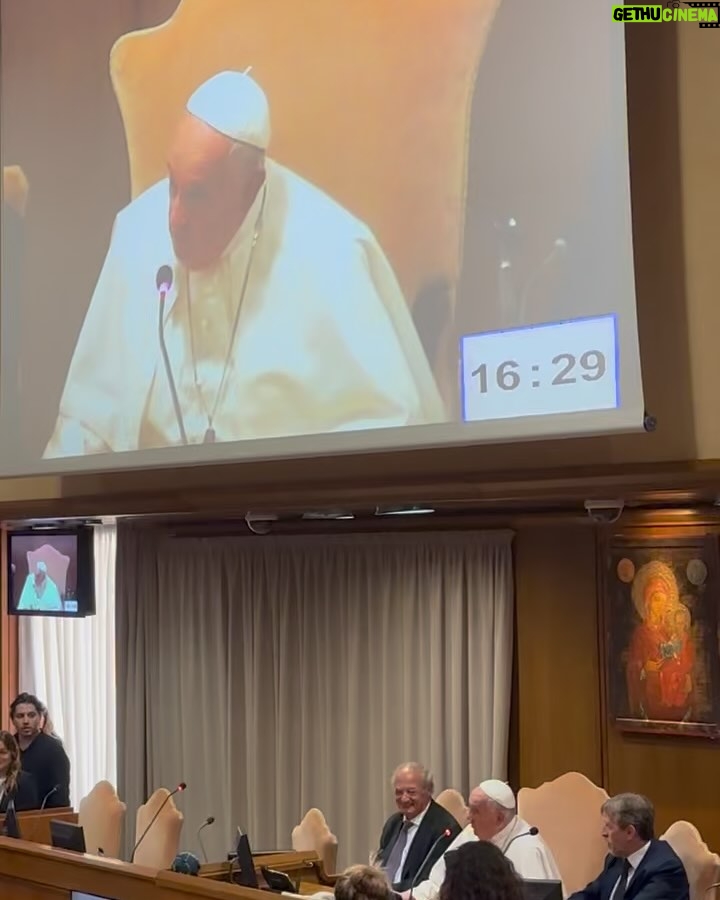 Taliana Vargas - 49.2K Likes - Oremos por el Papa Francisco. 🙏🏻 Comencemos hoy con el reto de Pascua en @hallowapp.es ✨ Su legado de amor quedará por siempre. @scholasoccurrentes