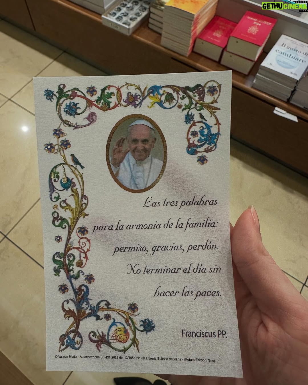 Taliana Vargas - 49.2K Likes - Oremos por el Papa Francisco. 🙏🏻 Comencemos hoy con el reto de Pascua en @hallowapp.es ✨ Su legado de amor quedará por siempre. @scholasoccurrentes
