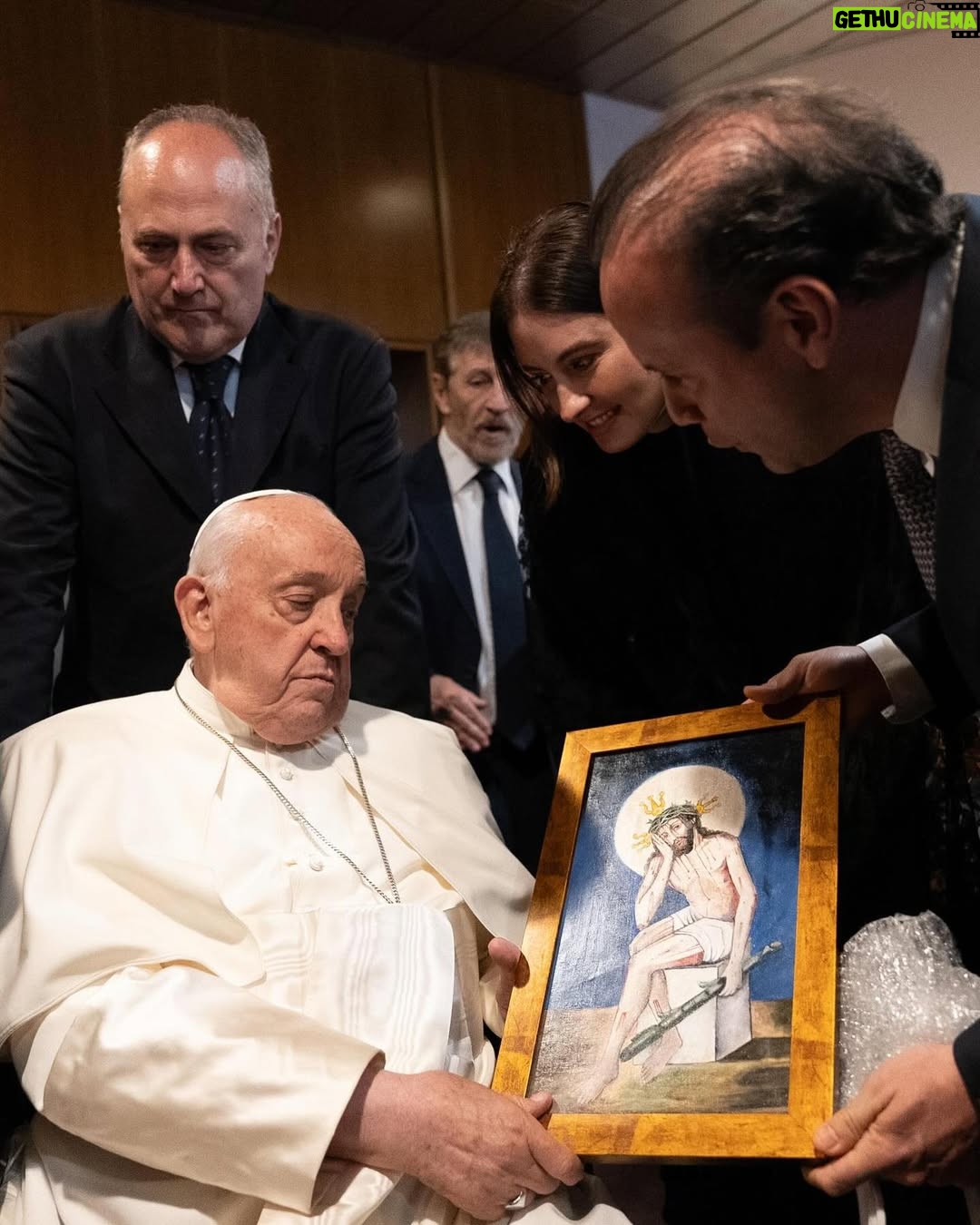 Taliana Vargas - 49.2K Likes - Oremos por el Papa Francisco. 🙏🏻 Comencemos hoy con el reto de Pascua en @hallowapp.es ✨ Su legado de amor quedará por siempre. @scholasoccurrentes