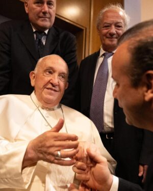 Taliana Vargas Instagram - Oremos por el Papa Francisco. 🙏🏻 Comencemos hoy con el reto de Pascua en @hallowapp.es ✨ Su legado de amor quedará por siempre. @scholasoccurrentes