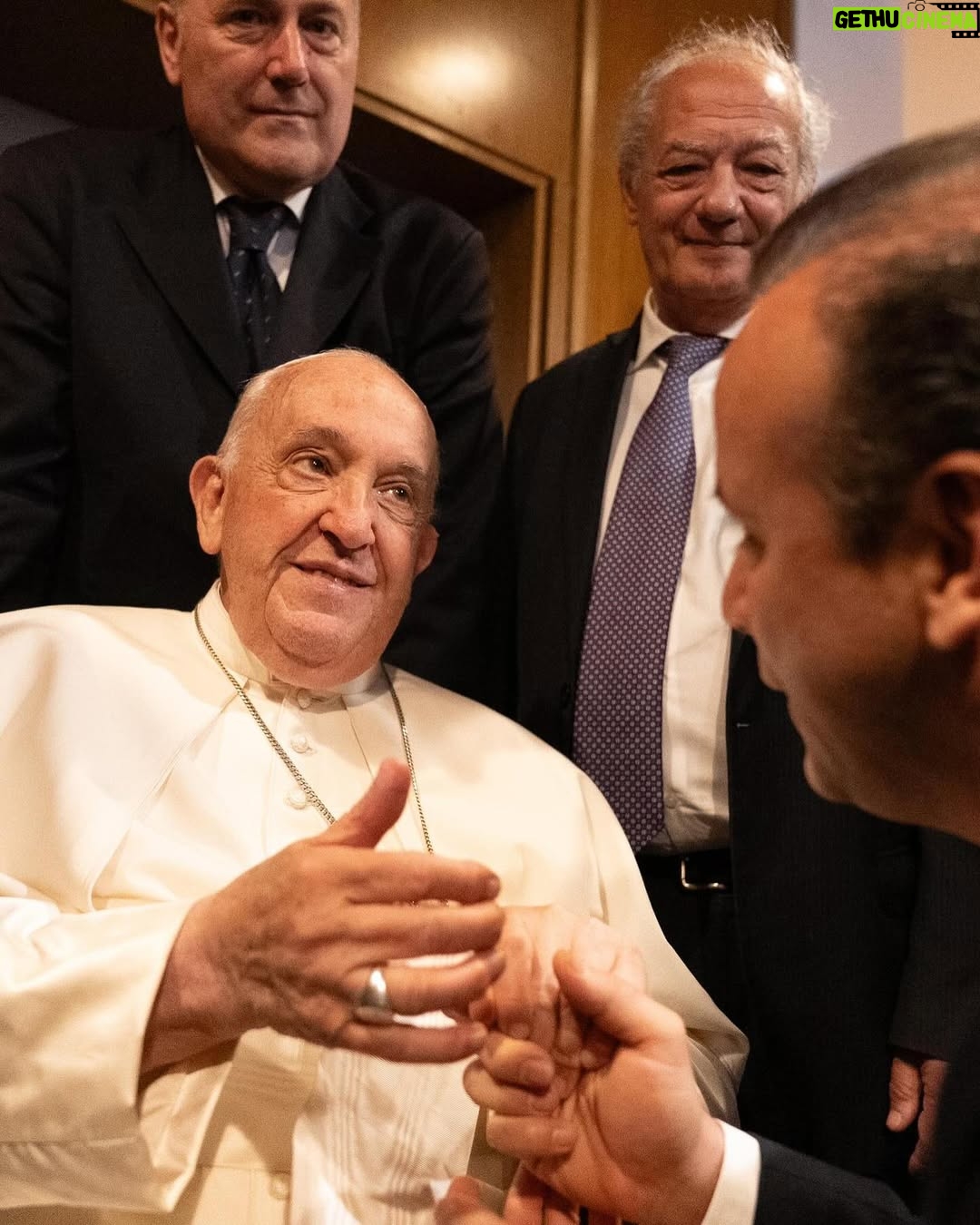Taliana Vargas - 49.2K Likes - Oremos por el Papa Francisco. 🙏🏻 Comencemos hoy con el reto de Pascua en @hallowapp.es ✨ Su legado de amor quedará por siempre. @scholasoccurrentes