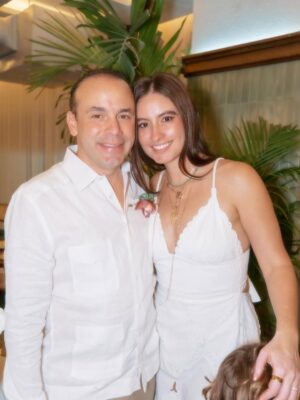 Taliana Vargas Instagram - Renovamos votos? Si, acepto. Hoy hace 10 años nos casamos y aprendimos en nuestros primeros 10 años que ese SI para toda la vida se construye día a día con el más certero amor, el amor de Dios. Por eso volvimos a la iglesia a dar el SÍ. Un si a la gracia de Dios en el matrimonio, un Si a la vida de oración en pareja. Un si a estar en las buenas, en las malas y en las regulares; un si de amor, de comprensión y compasión el uno con el otro. Un si de un amor que madura y crece.. Te amo, felices bodas de aluminio, vamos por las de oro 🔒♥️