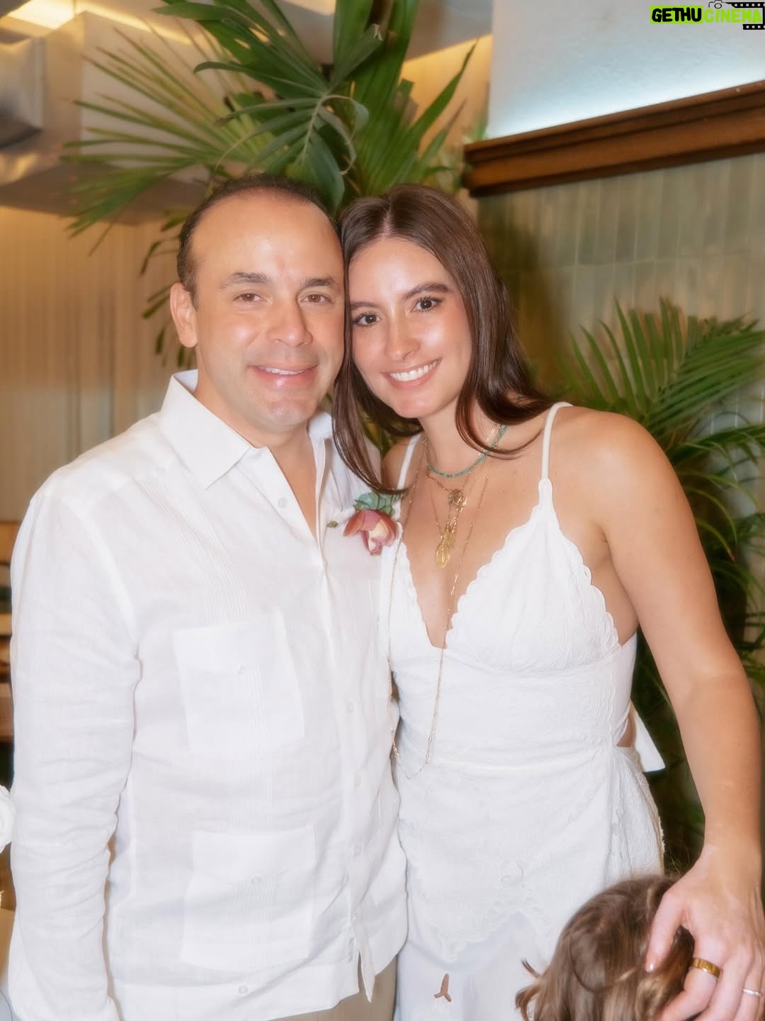 Taliana Vargas - 161.1K Likes - Renovamos votos? Si, acepto. Hoy hace 10 años nos casamos y aprendimos en nuestros primeros 10 años que ese SI para toda la vida se construye día a día con el más certero amor, el amor de Dios. Por eso volvimos a la iglesia a dar el SÍ. Un si a la gracia de Dios en el matrimonio, un Si a la vida de oración en pareja. Un si a estar en las buenas, en las malas y en las regulares; un si de amor, de comprensión y compasión el uno con el otro. Un si de un amor que madura y crece.. Te amo, felices bodas de aluminio, vamos por las de oro 🔒♥️
