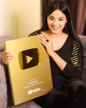 Tamkeen Khan Instagram - Assalamualaikum jummah mubarak✨
The Golden play button ▶️✨
Guysssss we finally did it...!!!!!! And it never be possible without you all..🥺🥺
I want to Thankyouu firstly to my mom my love @khan_nishrat ♥️who was and will always being there in my ups and downs whenever i feel like falling down she was there to stood me up♥️🥺and then all my lovely friends, supporters n well wishers thankyou so muchfor trusting and understanding me and being a backbone for me🥺🥺♥️♥️and yes my managing team @gm_talents_ @techno_harsh_ apart from manager more like a bro to me thanks for making me understand for what is correct☺️☺️🥰..!! I LOVE YOU all #tamkeenpeople 🪄