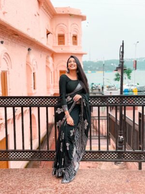 Tamkeen Khan Instagram - Retro vibes🤍🖤🩶 #jummahmubarak
,,
,,
Pc- @chillyflackes
,,
#tamkeenkhan #tamkeenpeople #love #retro #oldisgold #black #saree #fashion #fashiongram #fashionphotography #instagram #loveyourself #blackandwhite #explore #explorepage #fyp #foryou #foryoupage