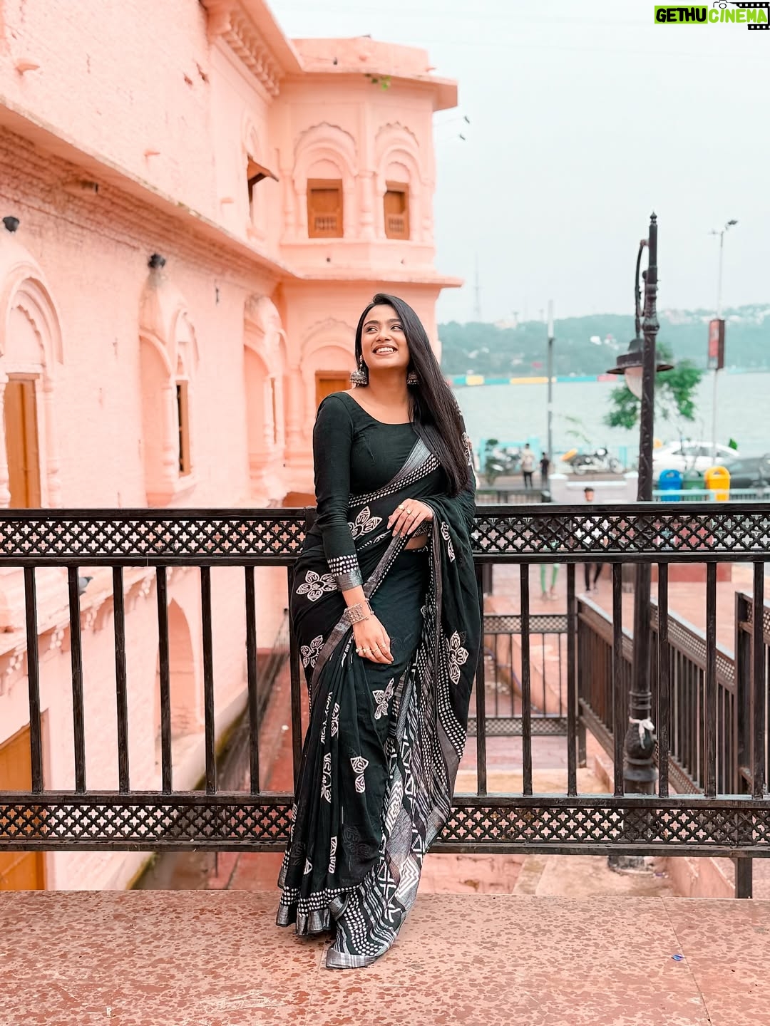 Tamkeen Khan - 94.4K Likes - Retro vibes🤍🖤🩶 #jummahmubarak 
,,
,,
Pc- @chillyflackes 
,,
#tamkeenkhan #tamkeenpeople #love #retro #oldisgold #black #saree #fashion #fashiongram #fashionphotography #instagram #loveyourself #blackandwhite #explore #explorepage #fyp #foryou #foryoupage