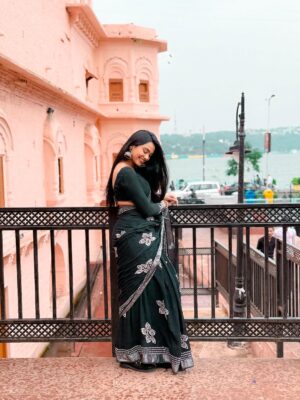 Tamkeen Khan Instagram - Retro vibes🤍🖤🩶 #jummahmubarak
,,
,,
Pc- @chillyflackes
,,
#tamkeenkhan #tamkeenpeople #love #retro #oldisgold #black #saree #fashion #fashiongram #fashionphotography #instagram #loveyourself #blackandwhite #explore #explorepage #fyp #foryou #foryoupage