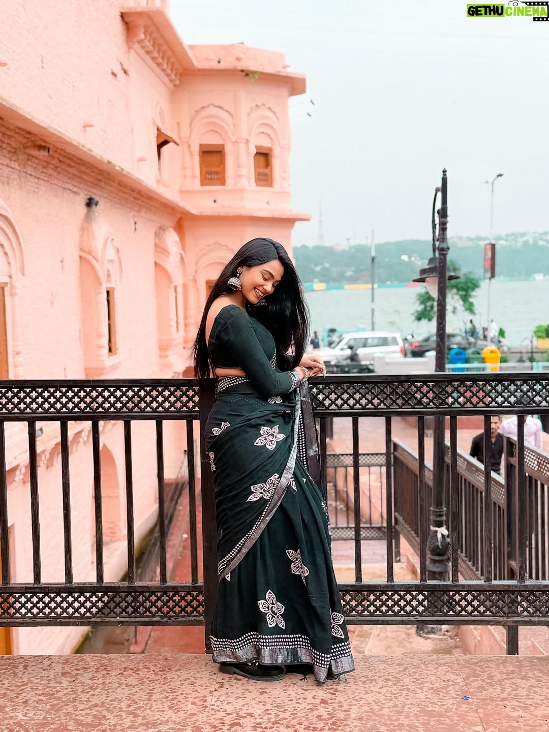 Tamkeen Khan - 94.4K Likes - Retro vibes🤍🖤🩶 #jummahmubarak 
,,
,,
Pc- @chillyflackes 
,,
#tamkeenkhan #tamkeenpeople #love #retro #oldisgold #black #saree #fashion #fashiongram #fashionphotography #instagram #loveyourself #blackandwhite #explore #explorepage #fyp #foryou #foryoupage