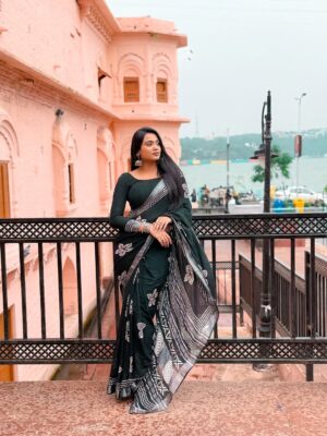 Tamkeen Khan Instagram - Retro vibes🤍🖤🩶 #jummahmubarak
,,
,,
Pc- @chillyflackes
,,
#tamkeenkhan #tamkeenpeople #love #retro #oldisgold #black #saree #fashion #fashiongram #fashionphotography #instagram #loveyourself #blackandwhite #explore #explorepage #fyp #foryou #foryoupage