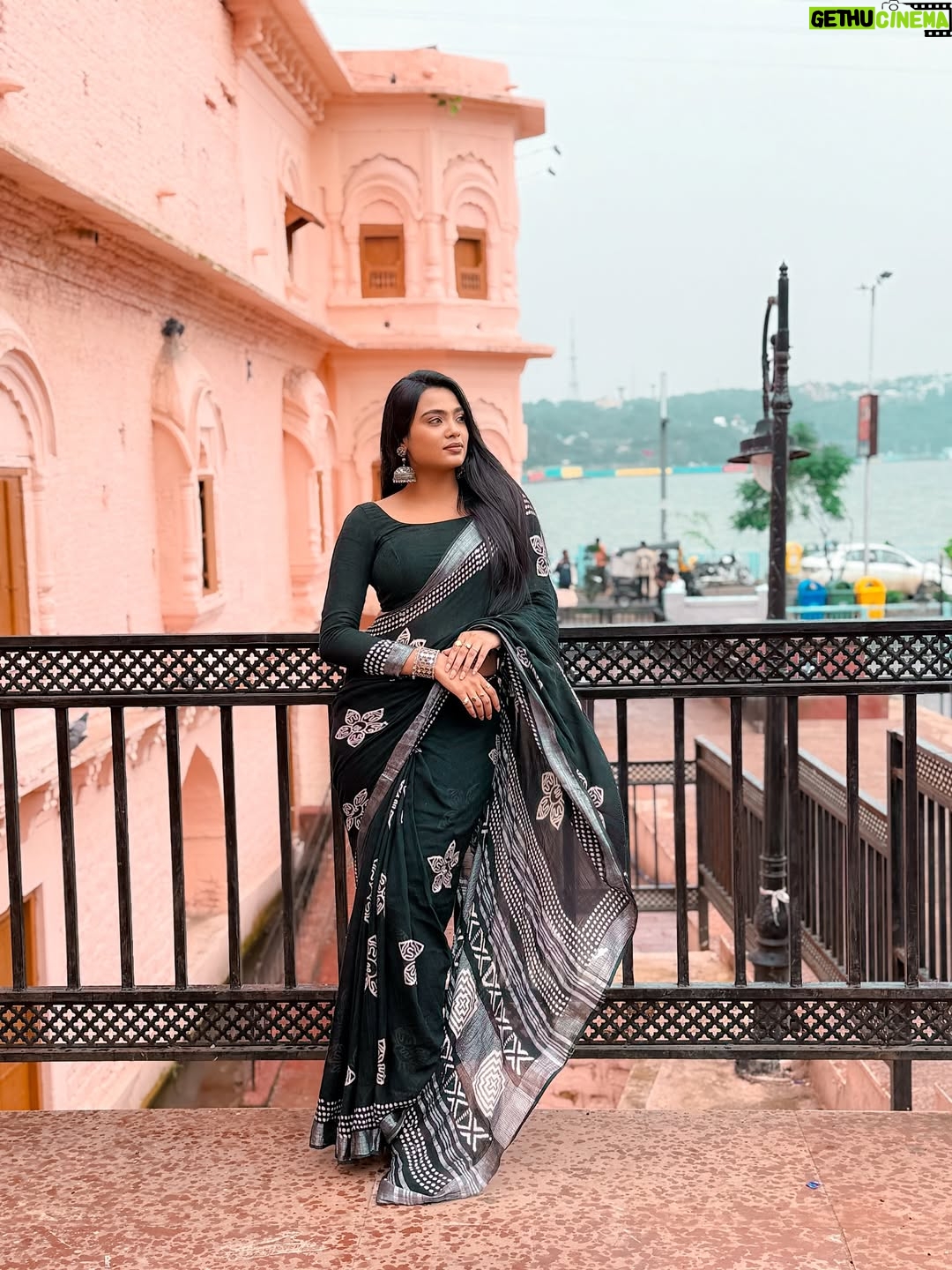 Tamkeen Khan - 94.4K Likes - Retro vibes🤍🖤🩶 #jummahmubarak 
,,
,,
Pc- @chillyflackes 
,,
#tamkeenkhan #tamkeenpeople #love #retro #oldisgold #black #saree #fashion #fashiongram #fashionphotography #instagram #loveyourself #blackandwhite #explore #explorepage #fyp #foryou #foryoupage